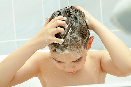 孩子们在浴缸里洗头发图片