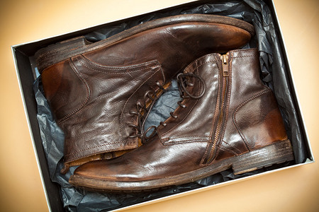包装盒中的新款时尚皮鞋图片