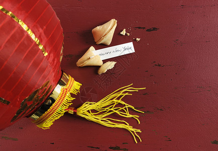 在红色再生木背景的农历新年幸运饼干内问候新年快乐图片