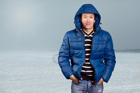 亚洲男人穿着蓝色的下压式外套图片