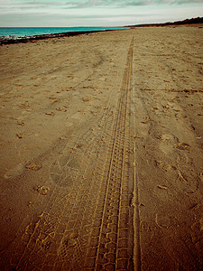 海滩沙上的轮胎足迹回顾80年代的图片