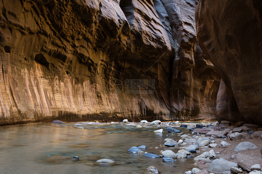 锡安公园中美丽的狭窄风景圣洁的河流经山洞峡谷图片