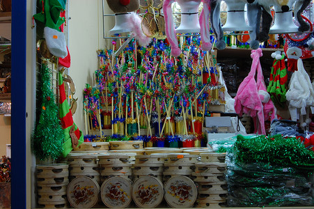 在圣诞市场里拖着香肠和西班牙背景图片