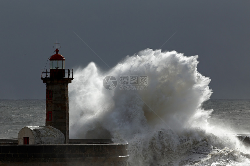 葡萄牙波尔图旧灯塔的背光大浪图片