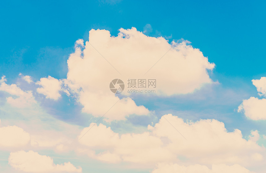蓝色天空中的白毛云在古老效应图片