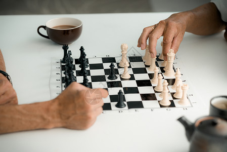 两个人下棋的裁剪图像图片