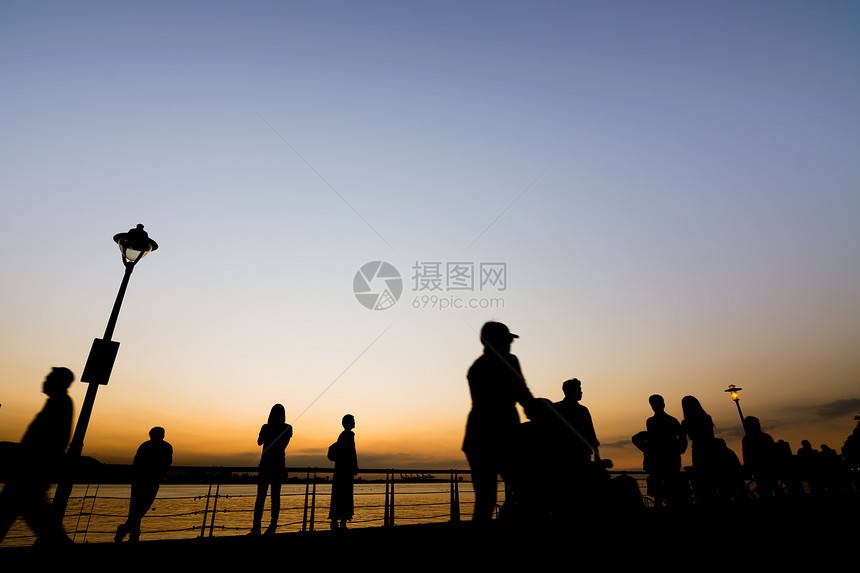 在新北市淡水的淡水老街散步的日图片