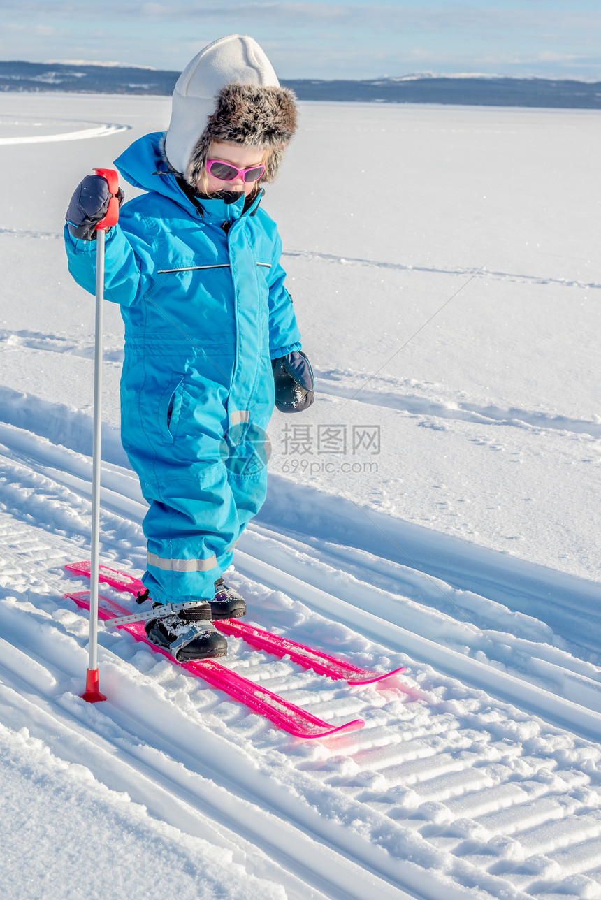 年轻女孩跨国滑雪图片