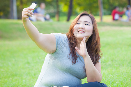 漂亮的胖女人在公背景图片