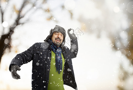 扔雪球的老人图片