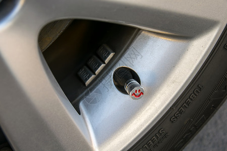 车辆和快乐的概念检查轮胎压力将空气图片