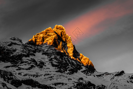 冬天下午在Cervino山上日落伯鲁尔Ce图片