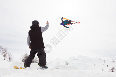 自由风格滑雪手跳得很高图片