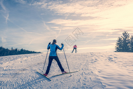 上陡坡的越野滑雪者图片