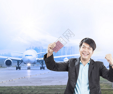 年轻商人和手中的签证护照被批准乘飞机前往目的地图片