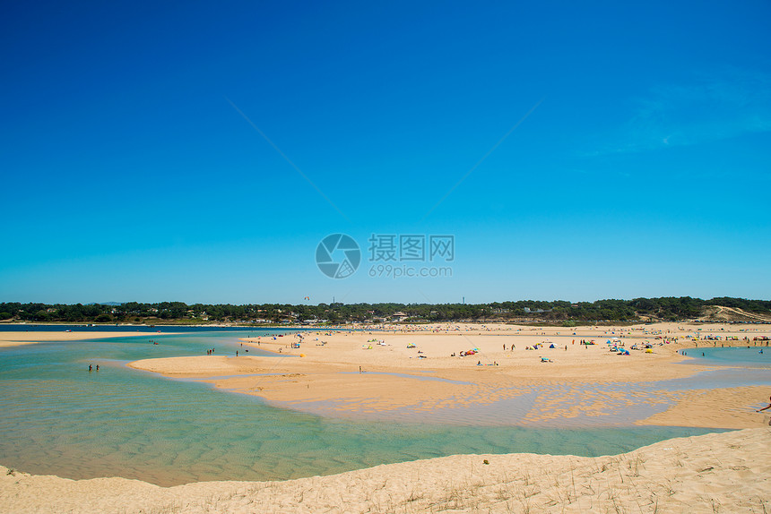 夏日的荒野海滩图片