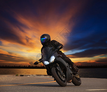 年轻人骑着大型自行车摩托车图片