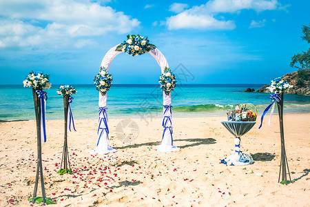 在海滨的婚礼仪式上举行亚历杭图片
