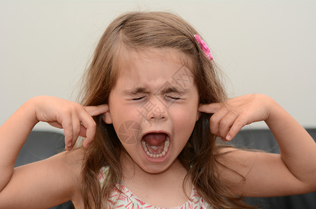尖叫儿童的脸精神压力和焦图片
