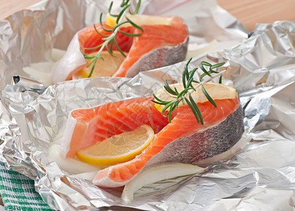 准备用洋葱和柠檬在箔鳟鱼中烘烤图片