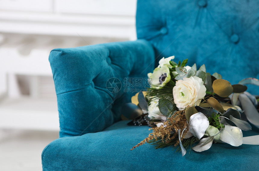 在蓝臂椅上配有雨伞自由节玫瑰和图片