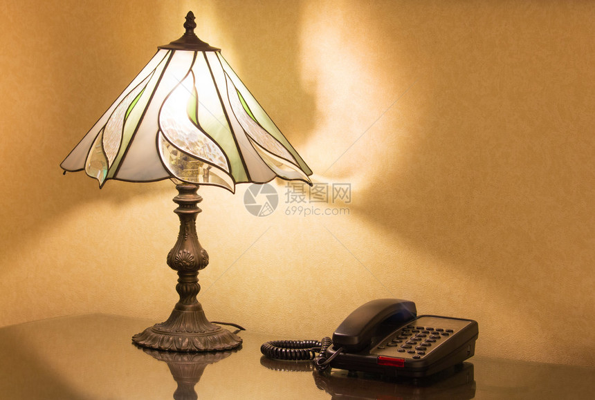 桌子上的台灯和电话图片