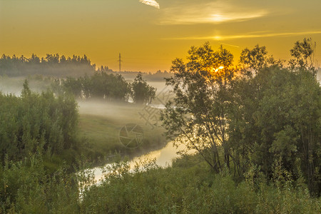 8月清晨的自然地貌图片