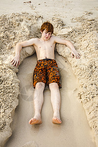 男孩在沙滩上放松图片