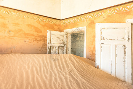 被弃置的房子满是沙漠子图片