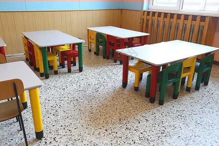 儿童学校食堂的彩色塑料椅子和小桌子图片