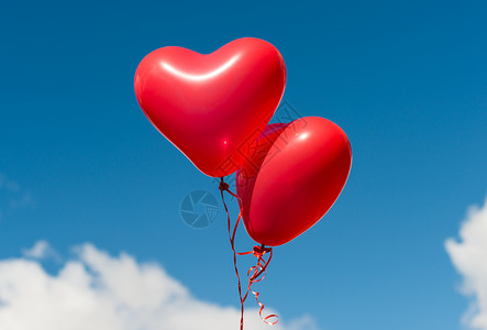蓝天背景下的情人节心形气球图片