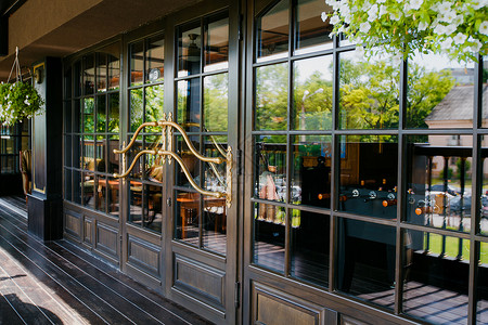 豪华餐厅的玻璃入口图片
