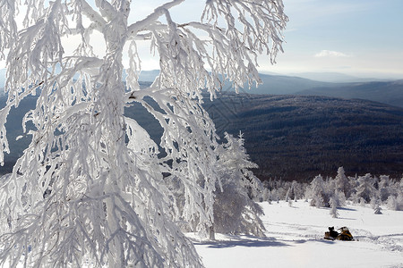 雪地摩托矗立在南乌拉尔山脉的深雪堆中图片