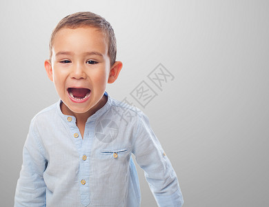 一个小男孩大喊的肖像图片