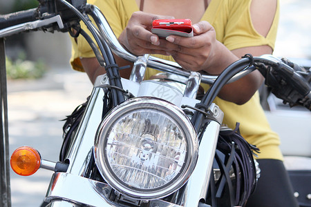在摩托车上使用智能手机图片