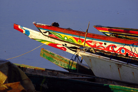在塞内加尔捕获的传统渔船照片背景图片