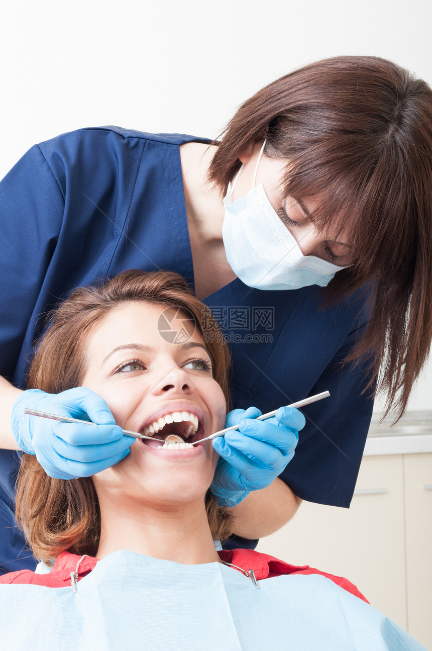 牙医办公室的牙齿护理概念女病人有完美图片