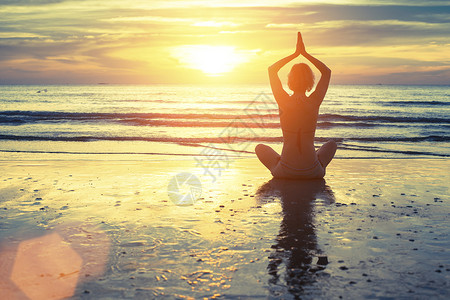 在海边冥想的瑜伽女神的轮廓身体健康健图片