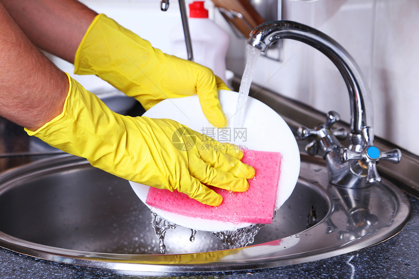 带海绵洗碗的女手图片