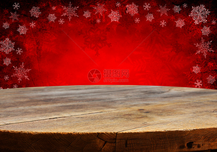 有红色圣诞节背景的空木制甲板桌准备用于产图片