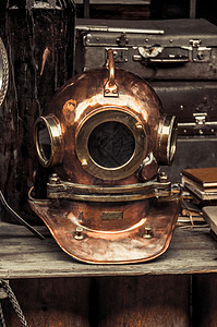 潜水服的金铜头盔旧圆铜头图片