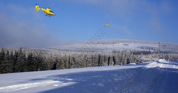 救援直升机在山区图片
