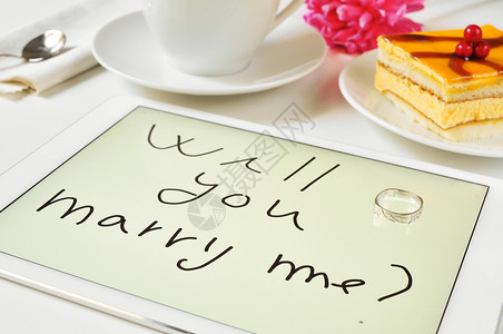 戒指和句子你愿意嫁给我在甜点时写在餐桌上图片