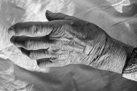老妇人之手图片