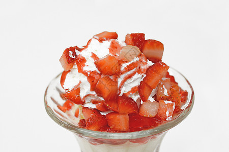 草莓圣代冰淇淋图片