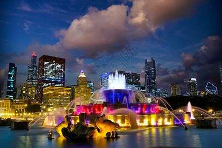 芝加哥天际线与暮光之城的白金汉喷泉美国图片