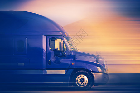 加急货运在美国高速公路上超速行驶的蓝色半卡背景图片