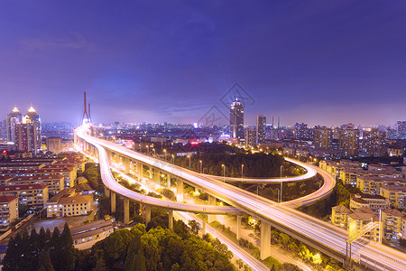 天线和夜间高速公路交叉路背景图片