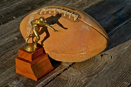 怀旧时有一支老式的皮革足球和一枚奖杯图片