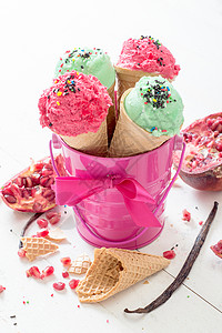 篮子中的Pistachio和石榴冰淇淋图片